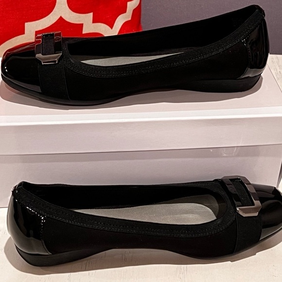 Anne Klein Black Flats with Rounded Toe and Glossy Finish - Picture 3 of 9